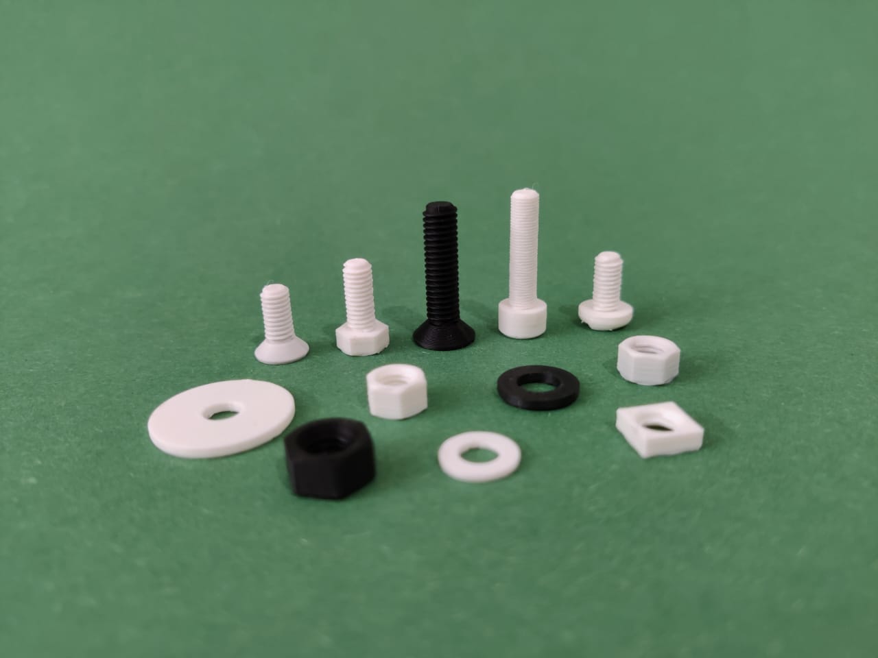 Paquete de tornillos y tuercas